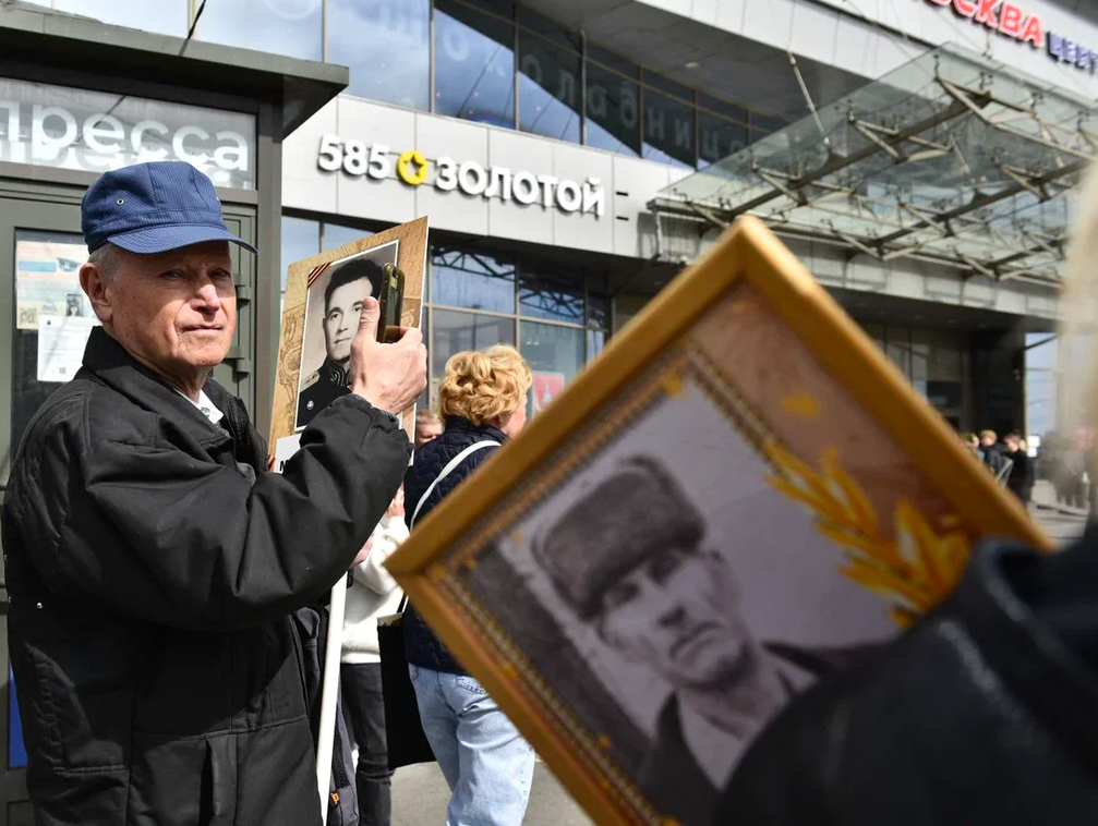 Фото Новосибирский фотограф запечатлел шествие «Бессмертного полка» в Санкт-Петербурге 4